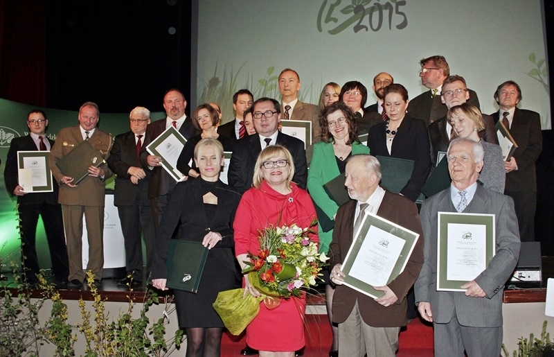 Laureaci Zielonych Czeków 2015 w towarzystwie władz regionalnych oraz przedstawicieli katowickiego WFOŚiGW i kapituły konkursu