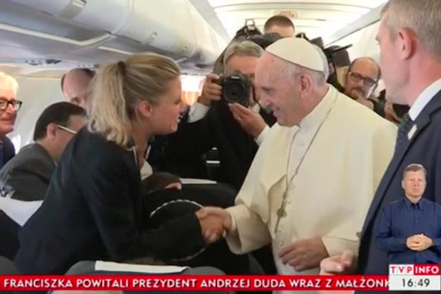 Dziennikarka TVP w imieniu prezydenta A. Dudy wręcza papieżowi góralski kapelusz