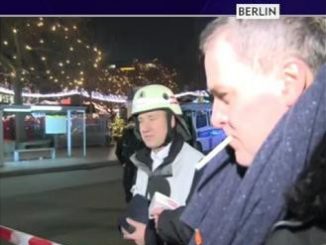 Cezary Gmyz podczas relacji z Berlina pokazał się na antenie TVP.Info z papierosem