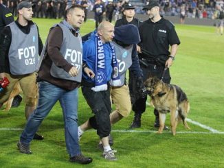 Policja w kamizelkach foto na meczu Ruchu z Górnikiem Łęczna