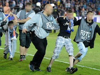 Policjanci w kamizelkach fotoreporterów