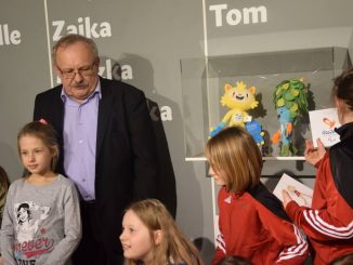 Redaktor Henryk Grzonka wśród olimpijskich maskotek i... podziwającymi je dziećmi