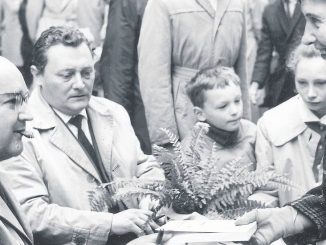 Wilhelm Szewczyk w otoczeniu czytelników