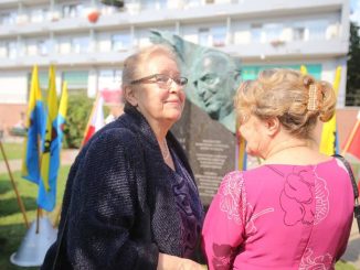 Odsłonięcie płaskorzeźby Tadeusza Kijonki w Galerii Artystycznej na placu Grunwaldzkim w Katowicach