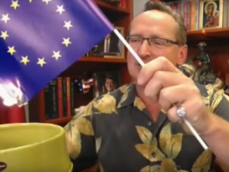 Wojciech Cejrowski palący flagę UE