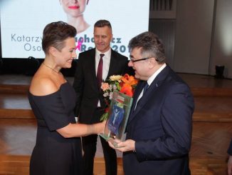 Grzegorz Tobiszowski wręcza nagrodę Katarzynie Stachowicz - Osobowości Roku 2018