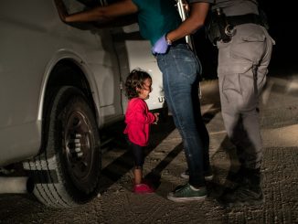 Zdjęcie roku Crying Girl on the Border - John Moore, USA, Getty Images