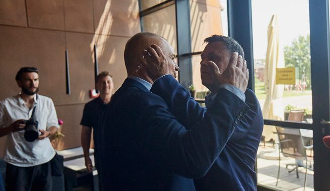 Jacek Łeski szamoczący się z ochroną prezydent Gdańska
