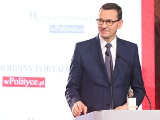 Mateusz Morawiecki z Biało-Czerwonymi Różami od wPolityce.pl