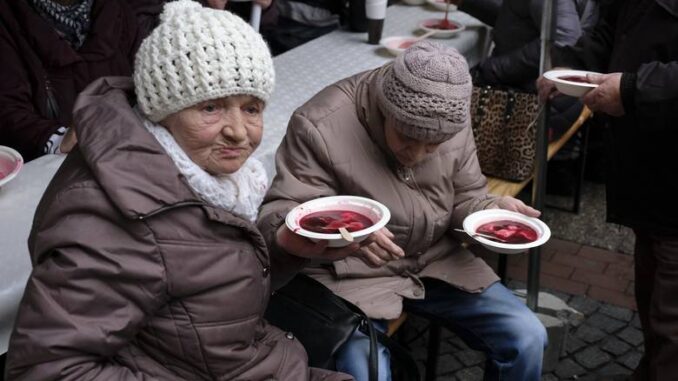 Przedświąteczny posiłek dla potrzebujących przy ul. Dworcowej w Bytomiu