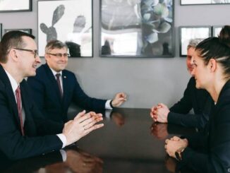 Premier Mateusz Morawiecki i towarzyszący mu wojewoda śląskie Jarosław Wieczorek w bistro w Gliwicach