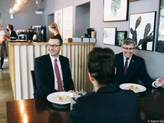 Premier Mateusz Morawiecki i wojewoda śląski Jarosław Wieczorek w bistro w Gliwicach