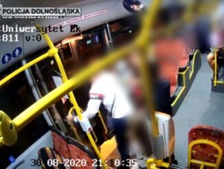 Na nagraniu z monitoringu widać, jak mężczyzna siłą otwiera drzwi autobusu