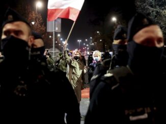 Policja otoczyła kordonem protestujących