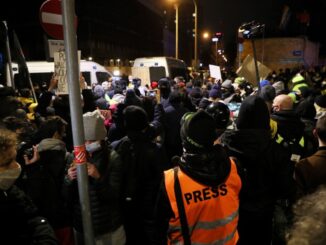 Ubrani w kamizelki reporterzy relacjonujący protesty kobiet