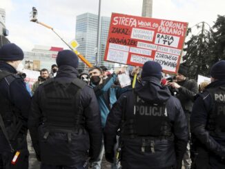 Podczas sobotniego protestu funkcjonariusze policji utrudniali wykonywanie dziennikarskich obowiązków Maciejowi Piaseckiemu z OKO.press