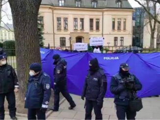 Policja parawanem zasłania pikietujących