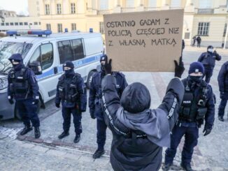 Protest przeciwko policyjnej przemocy przed Komendą Stołeczną Policji