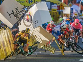 Zdjęcie Tomasza Markowskiego przedstawia wypadek na finiszu pierwszego etapu Tour de Pologne w Katowicach