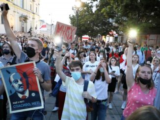 Popularność nowych serwisów internetowych, a zwłaszcza mediów społecznościowych, spowodowała, że informacyjny monopol władzy zachwiał się