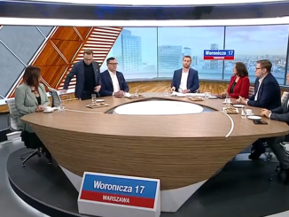 Dariusz Joński wychodzący ze studia TVP Info