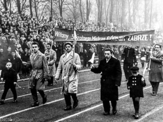 Zabrze, impreza na stadionie Górnika Zabrze z okazji zdobycia przez piłkarzy tego klubu trzeciego tytułu mistrza Polski (1961 rok).