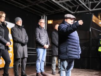 Główny, kilkutysięczny protest w obronie TVN odbył się w Warszawie. Wystąpili na nim m.in. Edward Miszczak, dyrektor programowy TVN, pierwszy wicenaczelny "Gazety Wyborczej" Jarosław Kurski, redaktor naczelny OKO.Press Piotr Pacewicz, prezeska Fundacji Grand Press Weronika Mirowska