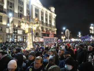 Na Krakowskim Przedmieściu przez Pałacem Prezydenckim w Warszawie zebrało się kilka tysięcy osób, aby protestować w obronie TVN i wolnych mediów