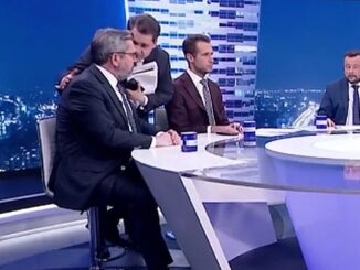 Poseł Daniel Milewski (PiS) w pewnym momencie zwracał się bezpośrednio do posła Jarosława Urbaniaka (PO), kładąc mu rękę na ramieniu