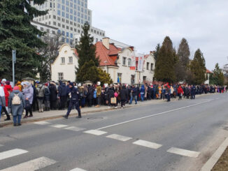 Kolejka Ukraińców przed konsulatem w Krakowie