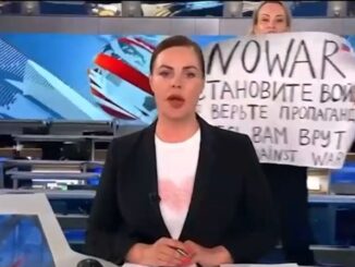 Marina Owsiannikowa z transparentem w studiu Kanału 1