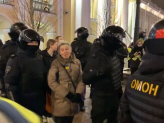 Policja zatrzymuje uczestników protestu przeciw wojnie