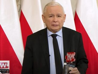 Jarosław Kaczyński ze statuetką Człowiek Wolności od tygodnika "Sieci"