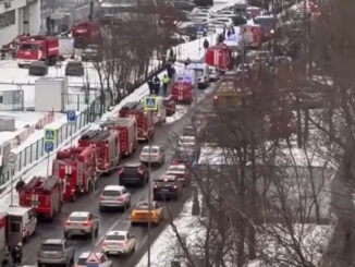 Sznur samochodów strażackich zajechał przed siedzibę moskiewskiej telewizji