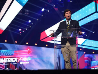 "Tucker Carlson Tonight" miał średnią widownię na poziomie 3,3 mln widzów. Zastępujący go program na razie tylko 2,6 mln