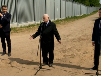 Kaczyński powiedział: „Ja pana w tym momencie niestety jestem zmuszony, to nie jest żadna osobista wobec pana uwaga, traktować jako przedstawiciela Kremla, bo tylko Kreml chce, żeby ten pan przestał być ministrem obrony narodowej”