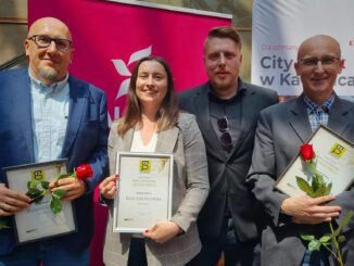 Laureaci Nagród XVIII edycji Konkursu Silesia Press 2023 z portalu Ślązag, stoją od lewej Grzegorz Lisiecki, Katarzyna Pachelska, Marcin Zasada - redaktor naczelny portalu i Tomasz Borówka