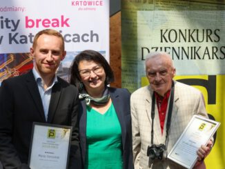 Maciej Dorosiński i bohater jego tekstu Stanisław Jakubowski. Obaj odebrali w czwartek wyróżnienia w konkursie Silesia Press. Laureatom towarzyszy Anna Zych, nasza redaktor naczelna i prezes Wydawnictwa Gospodarczego
fot: Katarzyna Zaremba-Majcher