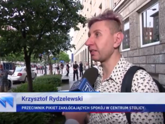 Adrian Borecki z TVP dmuchał na zimne, jakby chciał rozwiać wszelkie wątpliwości, i powiedział w materiale, że "zażenowany pikietą mężczyzna sam do nas podchodzi"