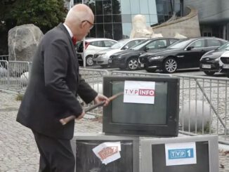 Janusz Korwin-Mikke na konferencji przed siedzibą TVP