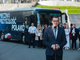 W autobusie Morawieckiego są miejsca dla dziennikarzy. Część dosiada się w konkretnych województwach