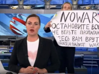 Marina Owsiannikowa w marcu 2022 roku na wizji w geście protestu przeciwko rosyjskiej agresji pokazała plakat antywojenny