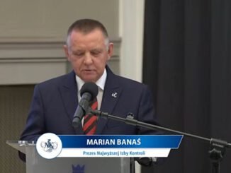 Prezes NIK Marian Banaś podczas piątkowej konferencji prasowej