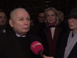 Jarosław Kaczyński podczas demonstracji w siedzibie Telewizji Polskiej