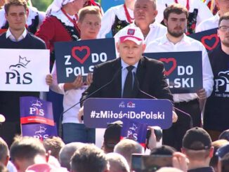 Jarosław Kaczyński przemawia podczas pikniku rodzinnego w Woli Rzędzińskiej