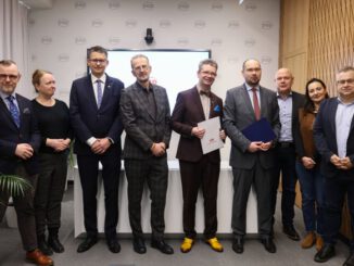 Od lewej: Wojciech Tumidalski, red. nacz. PAP; Anna Ślązak, Nauka w Polsce; Bartosz Majewski, dyr. CPiTT SGH; Mariusz Sielski, SGH; dr hab. Piotr Wachowiak, rektor SGH; Marek Błoński, PAP; Paweł Kostrzewa, PAP; Anna Pełka PAP Biznes; Piotr Rożek, red. nacz. PAP Biznes