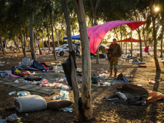 Leon Neal z Getty Images otrzymał wyróżnienie specjalne za materiał pt. „The Aftermath of the Supernova Festival Attack”