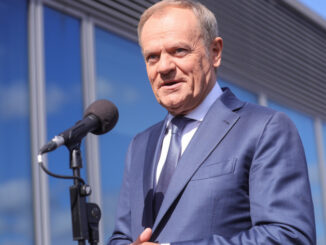 "Jest o czym rozmawiać" – napisał Donald Tusk. Na liście zaproszonych do niego znalazło się 26 osób, m.in. Andrzej Andrysiak – prezes Stowarzyszenia Gazet Lokalnych, Jerzy Baczyński – redaktor naczelny "Polityki”, Marek Frąckowiak – prezes Izby Wydawców Prasy, Paweł Kapusta – redaktor naczelny Wirtualnej Polski czy Michał Samul – redaktor naczelny TVN 24