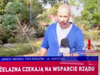 Reporter TVP Info z przewodem linii elektrycznej w dłoni