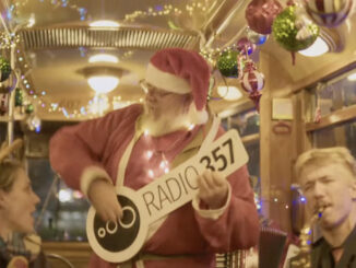 Autorem słów do piosenki "Karp pięciolatek" są Filip Jaślar i Kuba Strzyczkowski